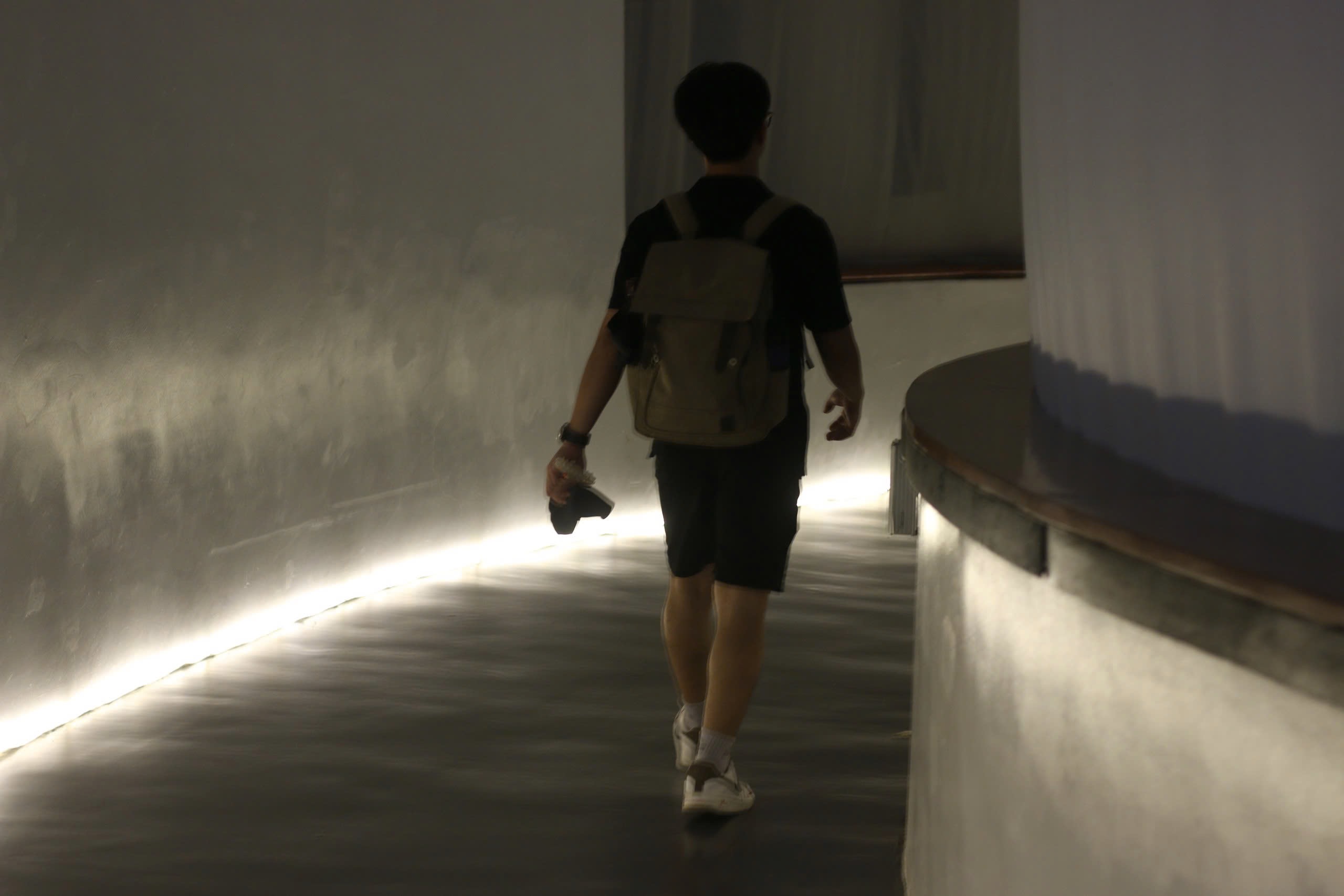 Trên Đời Này Chỉ Có Cứt Chim và Mưa Là Rơi Từ Trên Trời Xuống Thôi